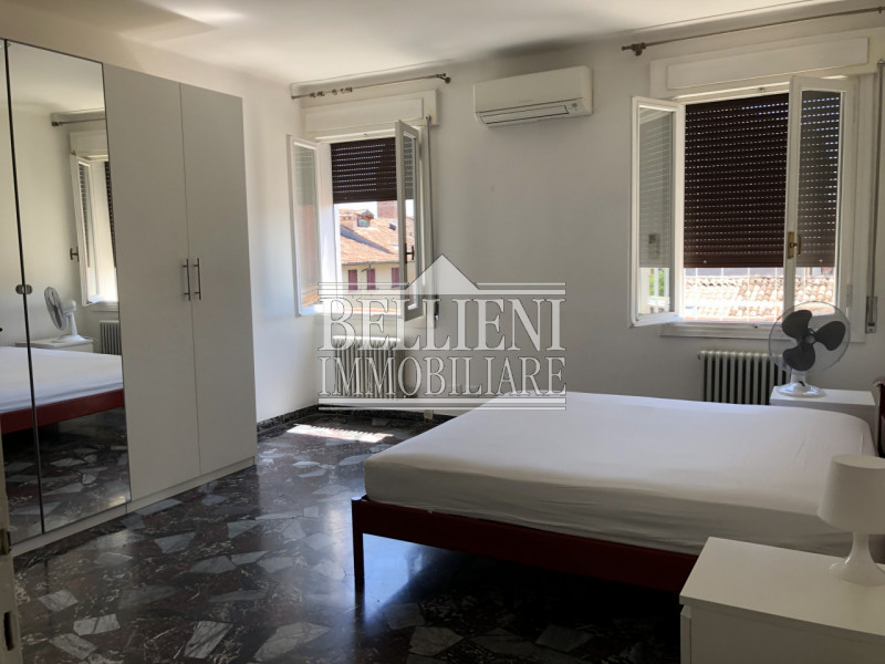 PONTE DEGLI ANGELI: Splendido appartamento in centro storico con terrazza panoramica. 
L'immobile...