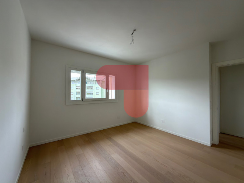 Situato nel prestigioso quartiere residenziale creato da Studio Art, proponiamo esclusivo bicamer...