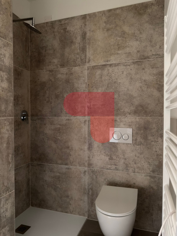 Situato nel prestigioso quartiere residenziale creato da Studio Art, proponiamo esclusivo bicamer...