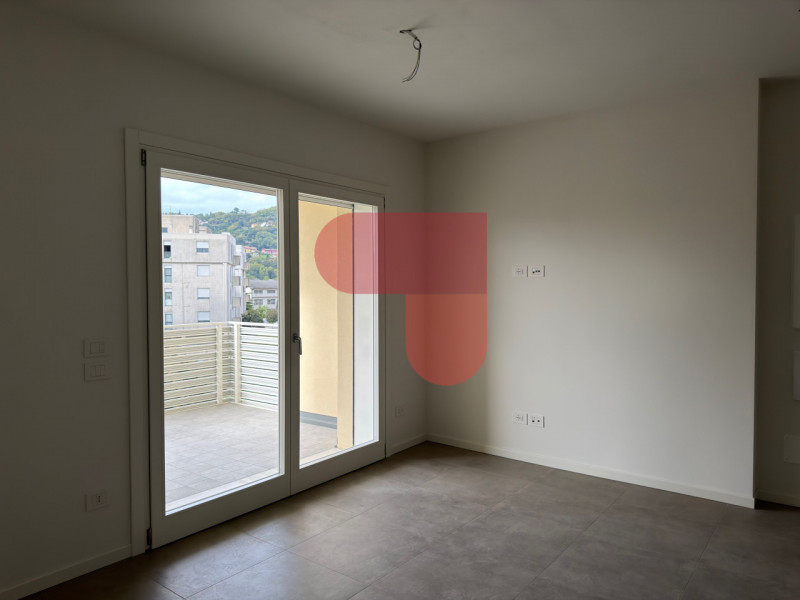 Situato nel prestigioso quartiere residenziale creato da Studio Art, proponiamo esclusivo bicamer...