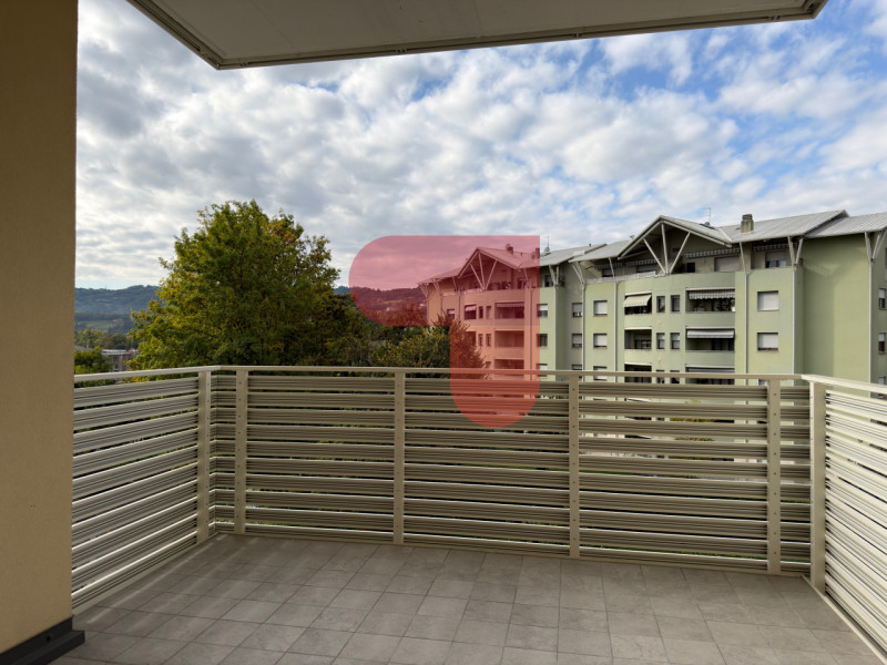 Situato nel prestigioso quartiere residenziale creato da Studio Art, proponiamo esclusivo bicamer...