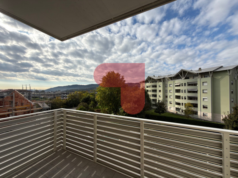 Situato nel prestigioso quartiere residenziale creato da Studio Art, proponiamo esclusivo bicamer...