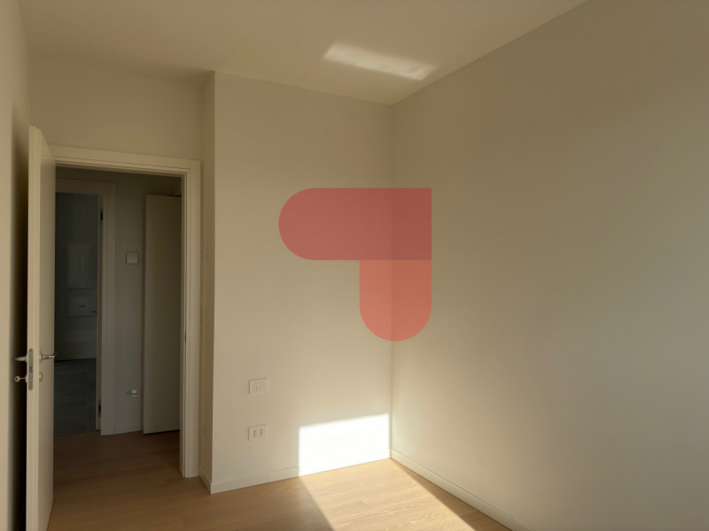 Situato nel prestigioso quartiere residenziale creato da Studio Art, proponiamo esclusivo bicamer...