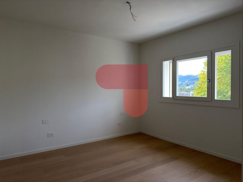 Situato nel prestigioso quartiere residenziale creato da Studio Art, proponiamo esclusivo bicamer...