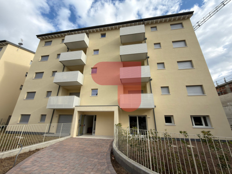 Situato nel prestigioso quartiere residenziale creato da Studio Art, proponiamo esclusivo bicamer...