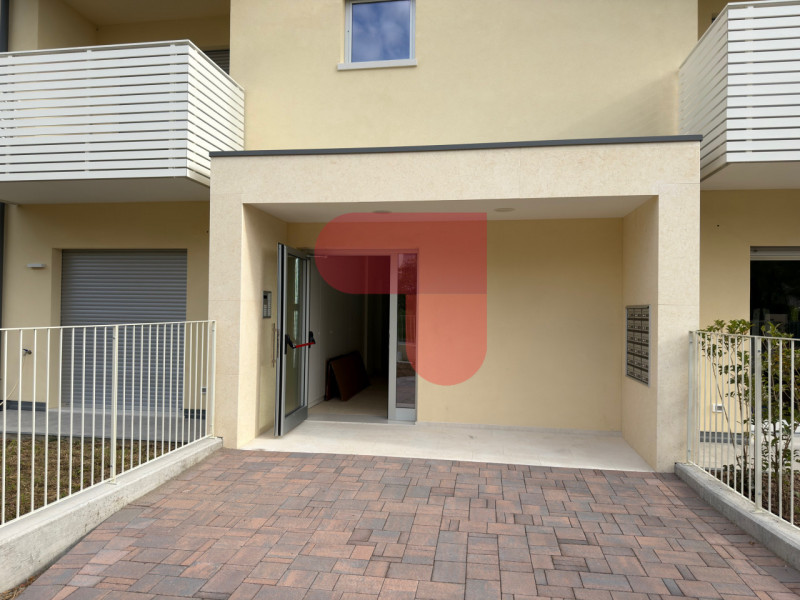 Proponiamo in vendita bicamere di nuova construzione finemente arredato, nel prestigioso quartier...