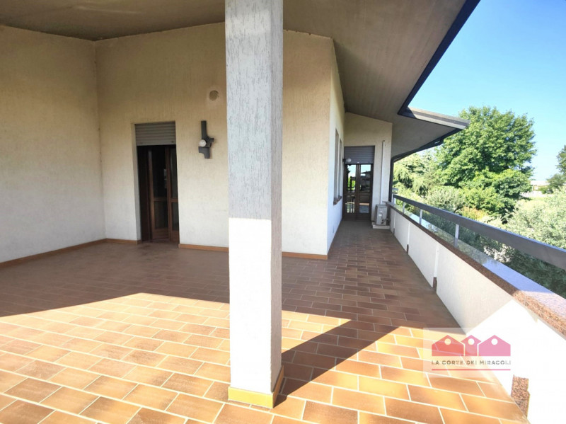 MAROLA: CASA CON INGRESSO INDIPENDENTE DI CIRCA 300 MQ. INGRESSO, SALONE CON TERRAZZA DI 25 MQ, C...