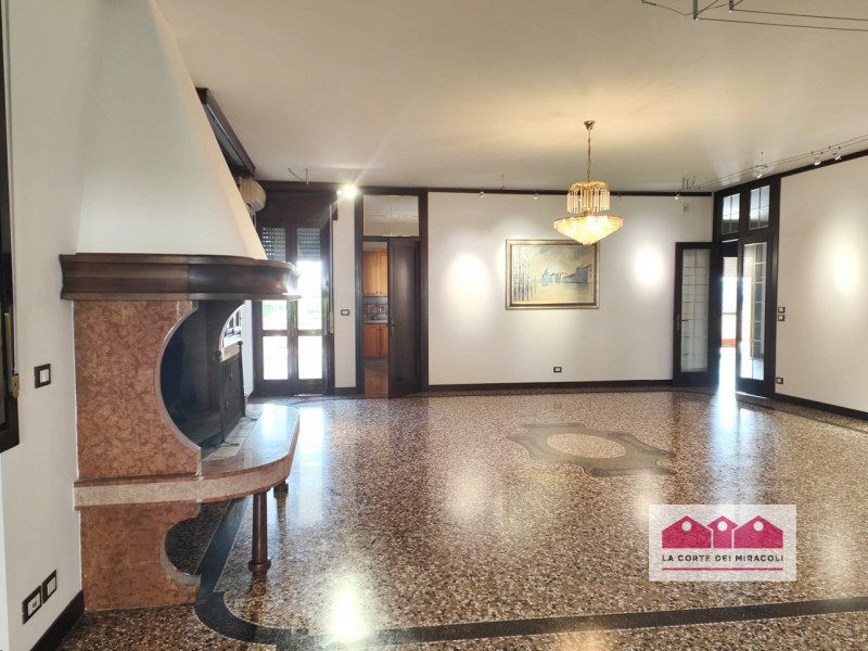 MAROLA: CASA CON INGRESSO INDIPENDENTE DI CIRCA 300 MQ. INGRESSO, SALONE CON TERRAZZA DI 25 MQ, C...