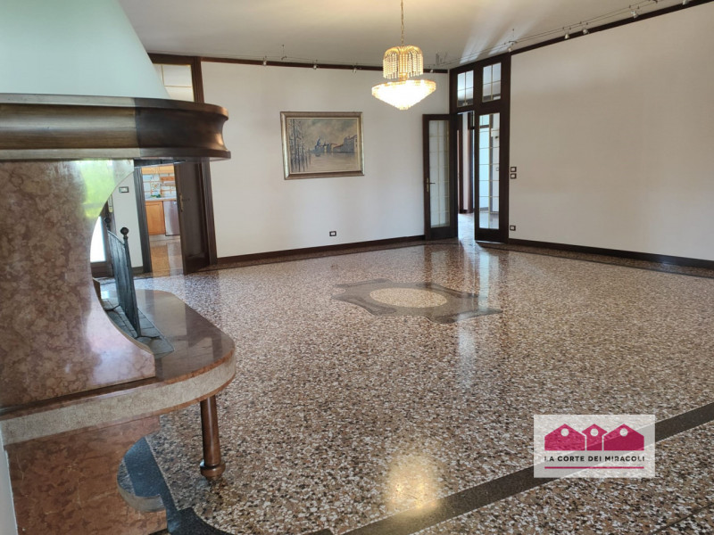 MAROLA: CASA CON INGRESSO INDIPENDENTE DI CIRCA 300 MQ. INGRESSO, SALONE CON TERRAZZA DI 25 MQ, C...