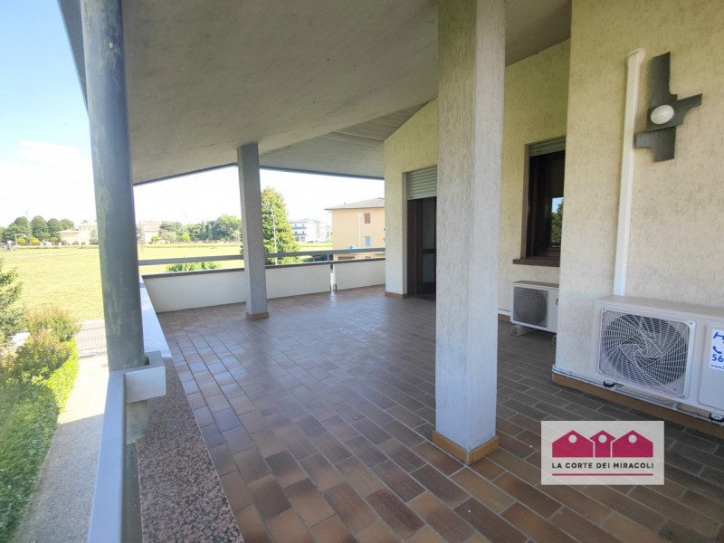 MAROLA: CASA CON INGRESSO INDIPENDENTE DI CIRCA 300 MQ. INGRESSO, SALONE CON TERRAZZA DI 25 MQ, C...
