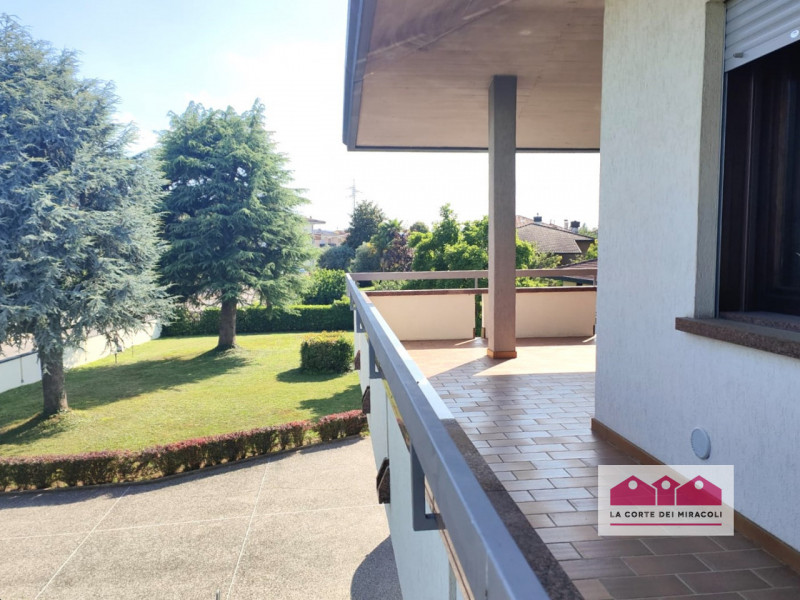 MAROLA: CASA CON INGRESSO INDIPENDENTE DI CIRCA 300 MQ. INGRESSO, SALONE CON TERRAZZA DI 25 MQ, C...