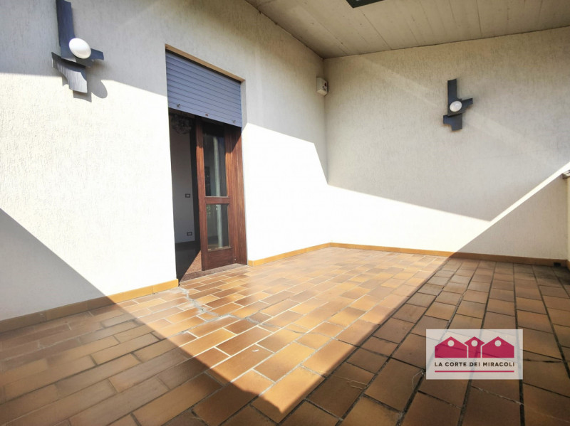 MAROLA: CASA CON INGRESSO INDIPENDENTE DI CIRCA 300 MQ. INGRESSO, SALONE CON TERRAZZA DI 25 MQ, C...