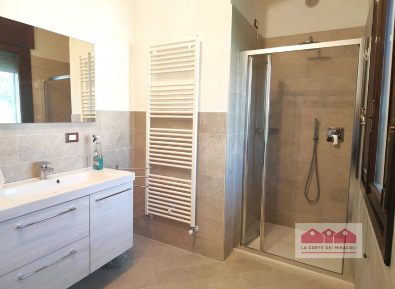 MAROLA: CASA CON INGRESSO INDIPENDENTE DI CIRCA 300 MQ. INGRESSO, SALONE CON TERRAZZA DI 25 MQ, C...