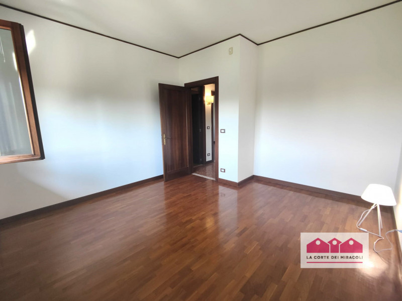 MAROLA: CASA CON INGRESSO INDIPENDENTE DI CIRCA 300 MQ. INGRESSO, SALONE CON TERRAZZA DI 25 MQ, C...