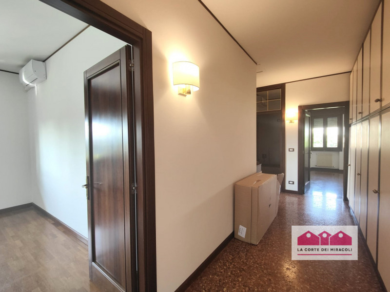 MAROLA: CASA CON INGRESSO INDIPENDENTE DI CIRCA 300 MQ. INGRESSO, SALONE CON TERRAZZA DI 25 MQ, C...