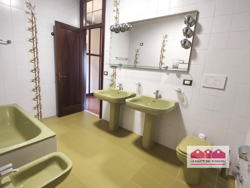 MAROLA: CASA CON INGRESSO INDIPENDENTE DI CIRCA 300 MQ. INGRESSO, SALONE CON TERRAZZA DI 25 MQ, C...