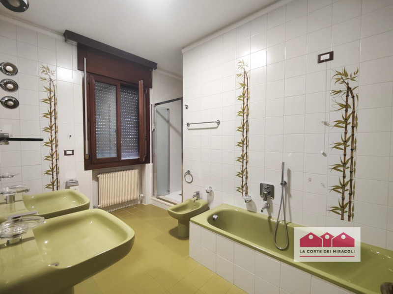 MAROLA: CASA CON INGRESSO INDIPENDENTE DI CIRCA 300 MQ. INGRESSO, SALONE CON TERRAZZA DI 25 MQ, C...