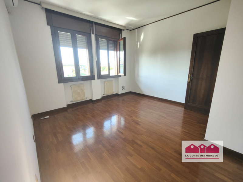 MAROLA: CASA CON INGRESSO INDIPENDENTE DI CIRCA 300 MQ. INGRESSO, SALONE CON TERRAZZA DI 25 MQ, C...