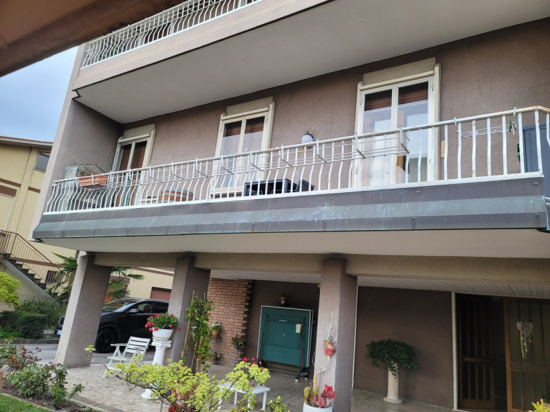 IN ZONA LAGHETTO, affittiamo appartamento tricamere SEMIARREDATO al piano 1 con deposito /cantina...