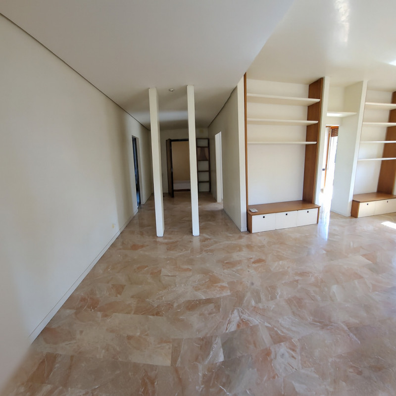 IN ZONA LAGHETTO, affittiamo appartamento tricamere SEMIARREDATO al piano 1 con deposito /cantina...