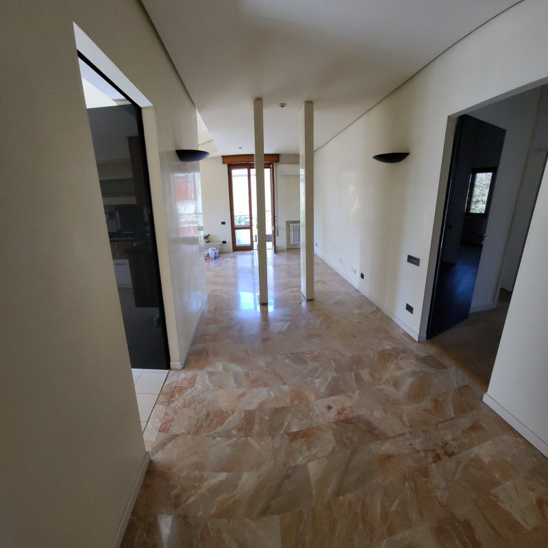 IN ZONA LAGHETTO, affittiamo appartamento tricamere SEMIARREDATO al piano 1 con deposito /cantina...