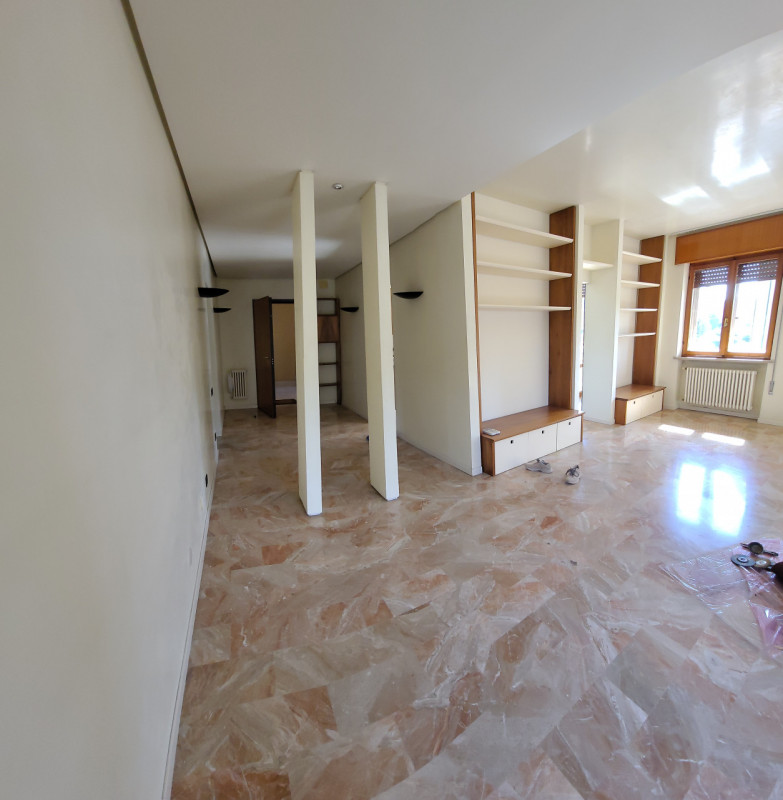 IN ZONA LAGHETTO, affittiamo appartamento tricamere SEMIARREDATO al piano 1 con deposito /cantina...