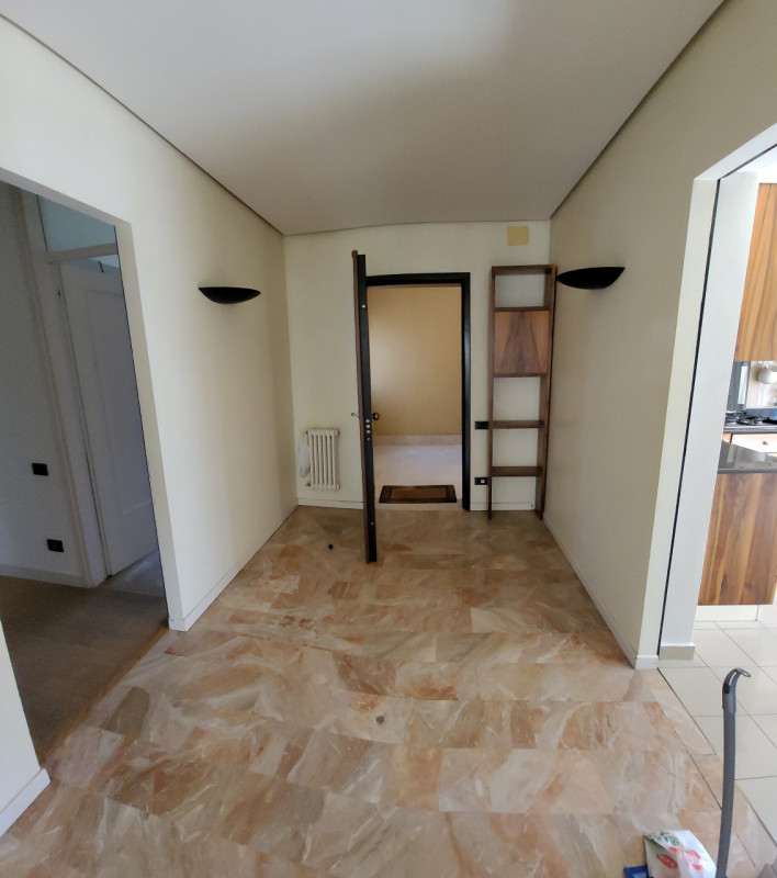 IN ZONA LAGHETTO, affittiamo appartamento tricamere SEMIARREDATO al piano 1 con deposito /cantina...