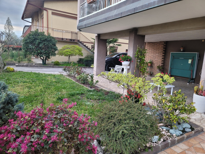 IN ZONA LAGHETTO, affittiamo appartamento tricamere SEMIARREDATO al piano 1 con deposito /cantina...