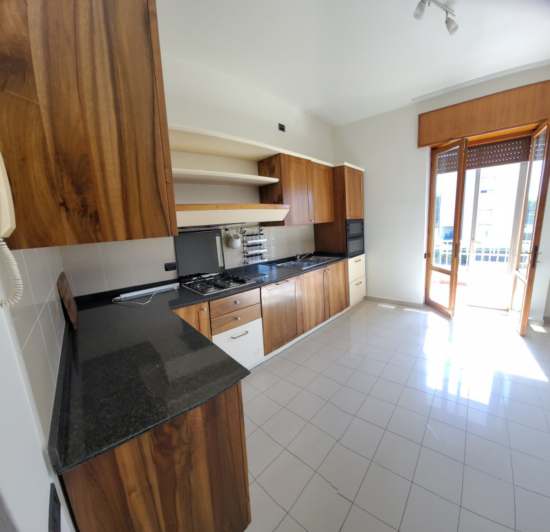 IN ZONA LAGHETTO, affittiamo appartamento tricamere SEMIARREDATO al piano 1 con deposito /cantina...