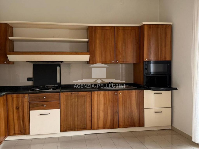 IN ZONA LAGHETTO, affittiamo appartamento tricamere SEMIARREDATO al piano 1 con deposito /cantina...