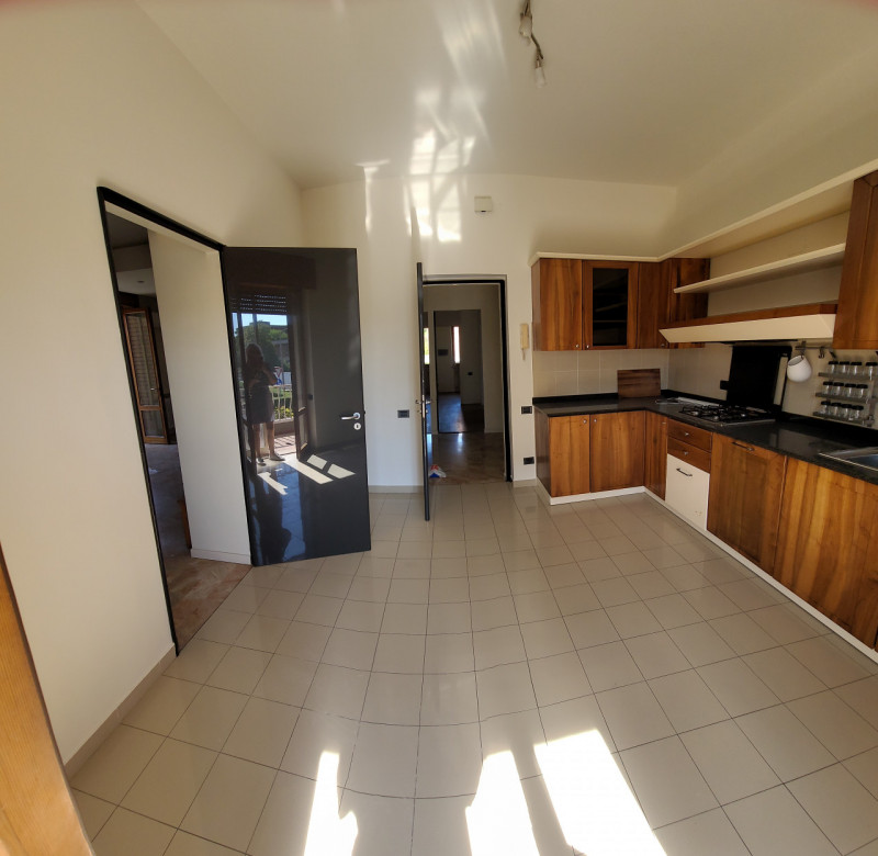 IN ZONA LAGHETTO, affittiamo appartamento tricamere SEMIARREDATO al piano 1 con deposito /cantina...