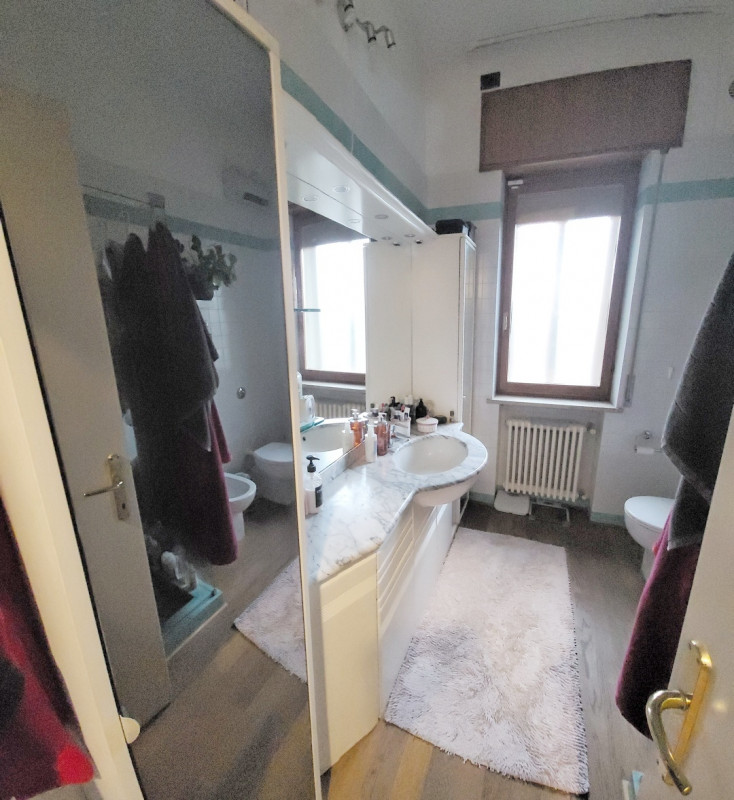 IN ZONA LAGHETTO, affittiamo appartamento tricamere SEMIARREDATO al piano 1 con deposito /cantina...