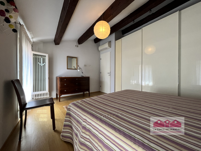 CORSO PALLADIO: ULTIMO PIANO SENZA ASCENSORE, INGRESSO, SOGGIORNO CON ANGOLO COTTURA, DUE CAMERE,...