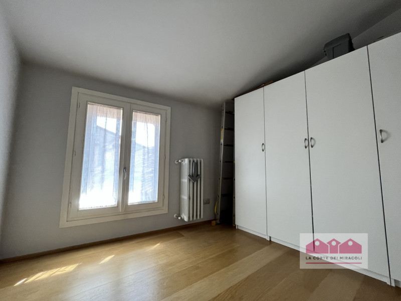 CORSO PALLADIO: ULTIMO PIANO SENZA ASCENSORE, INGRESSO, SOGGIORNO CON ANGOLO COTTURA, DUE CAMERE,...