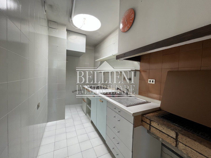 ZONA LAGHI: In una zona tranquilla a pochi minuti dal centro città, proponiamo un villino di mq 3...