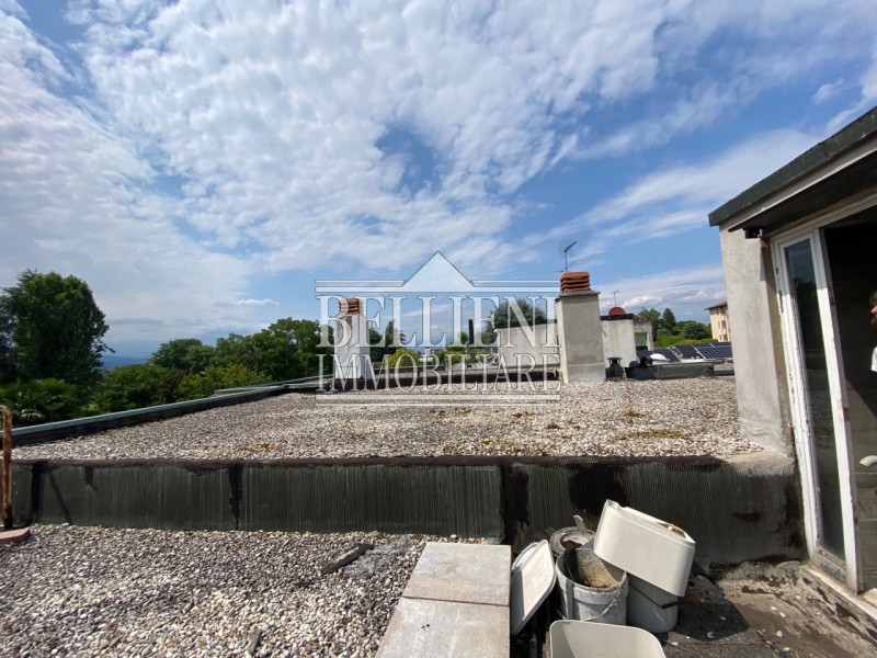 ZONA LAGHI: In una zona tranquilla a pochi minuti dal centro città, proponiamo un villino di mq 3...