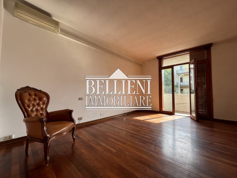 ZONA LAGHI: In una zona tranquilla a pochi minuti dal centro città, proponiamo un villino di mq 3...