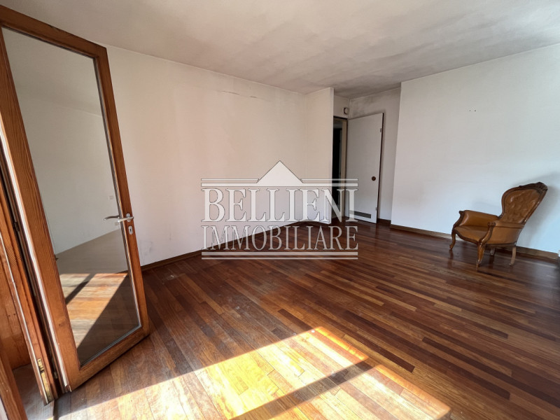 ZONA LAGHI: In una zona tranquilla a pochi minuti dal centro città, proponiamo un villino di mq 3...