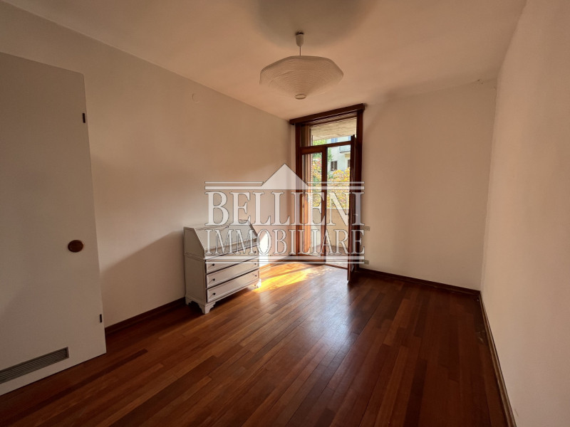 ZONA LAGHI: In una zona tranquilla a pochi minuti dal centro città, proponiamo un villino di mq 3...