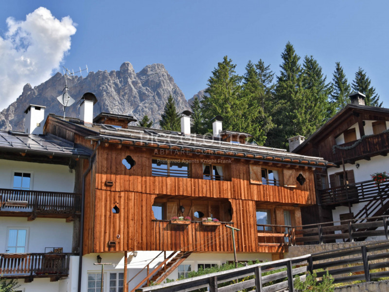 Rif. A4913 n.1 - DISPONIBILE PER LA STAGIONE ESTIVA 2026


Cortina d'Ampezzo - in posizione panor...