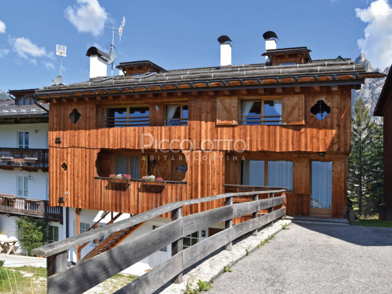 Rif. A4913 n.1 - DISPONIBILE PER LA STAGIONE ESTIVA 2026


Cortina d'Ampezzo - in posizione panor...