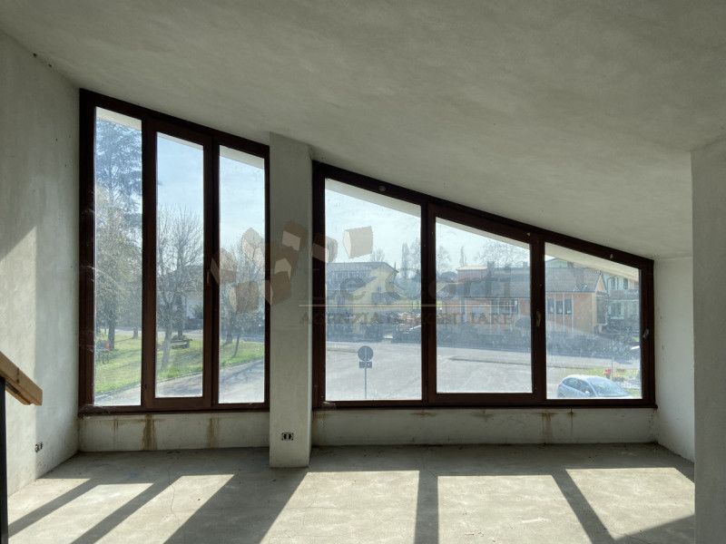 In zona residenziale e tranquilla, proponiamo ampia villa  su lotto di terreno indipendente. L'ab...