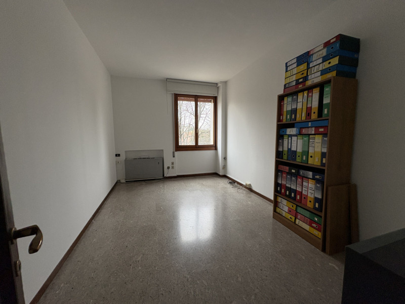 Padova (Ponte Molino): in posizione centrale, comoda alle Piazze ed alla stazione, ufficio con in...