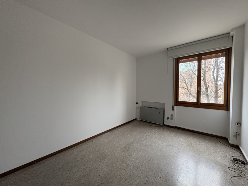 Padova (Ponte Molino): in posizione centrale, comoda alle Piazze ed alla stazione, ufficio con in...