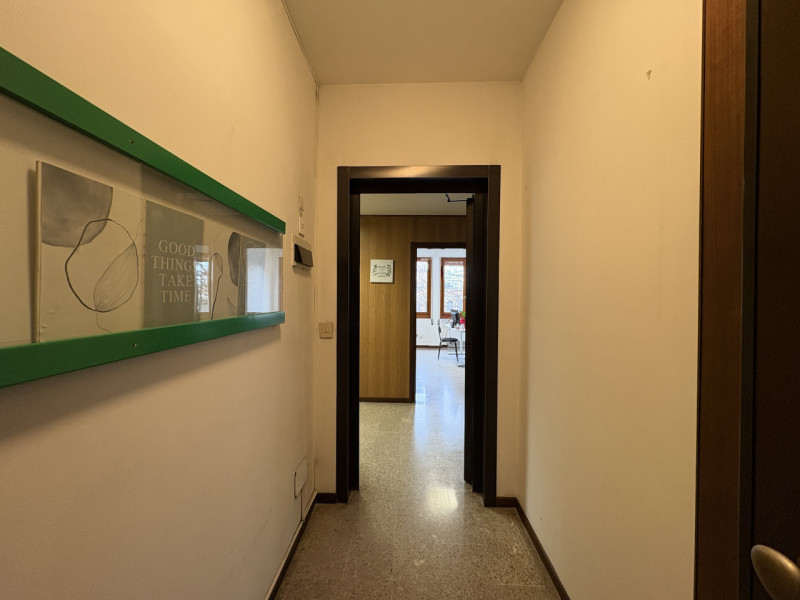 Padova (Ponte Molino): in posizione centrale, comoda alle Piazze ed alla stazione, ufficio con in...