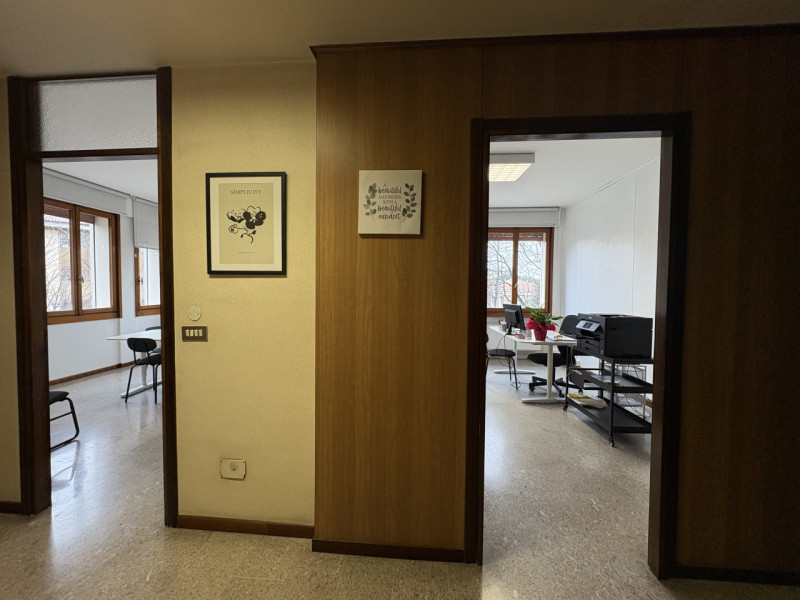 Padova (Ponte Molino): in posizione centrale, comoda alle Piazze ed alla stazione, ufficio con in...