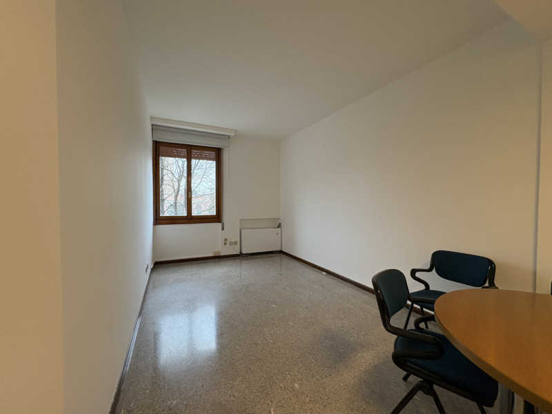 Padova (Ponte Molino): in posizione centrale, comoda alle Piazze ed alla stazione, ufficio con in...