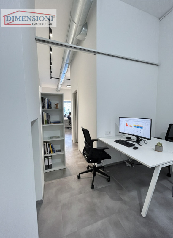 ABANO TERME Zona Monteortone proponiamo in vendita un negozio vetrinato di circa 70 mq, completam...