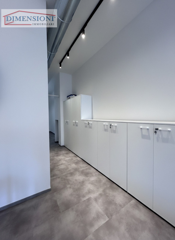 ABANO TERME Zona Monteortone proponiamo in vendita un negozio vetrinato di circa 70 mq, completam...