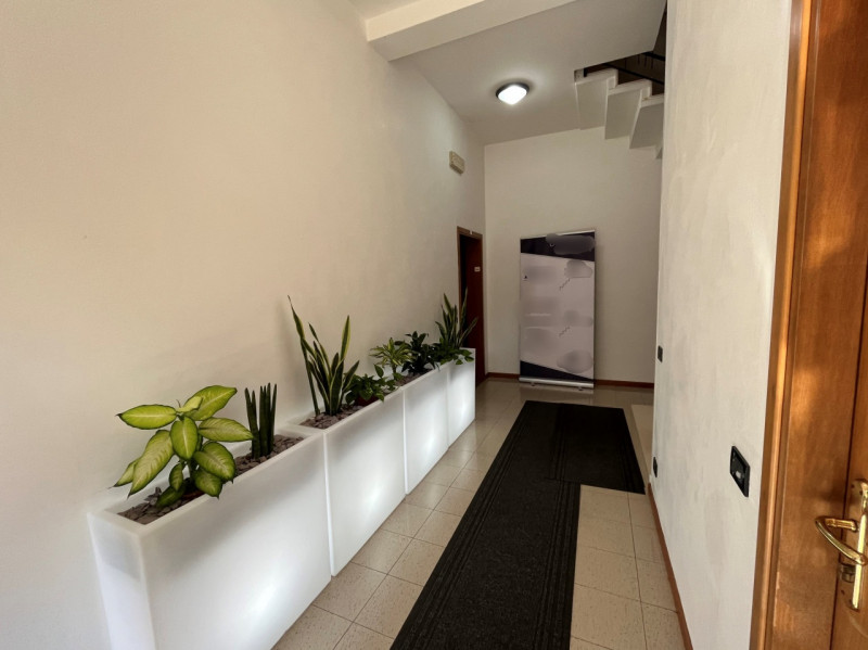 OPPORTUNITÀ UNICA: UFFICIO IN VENDITA IN POSIZIONE STRATEGICA

Nel cuore di Sarmeola di Rubano, l...